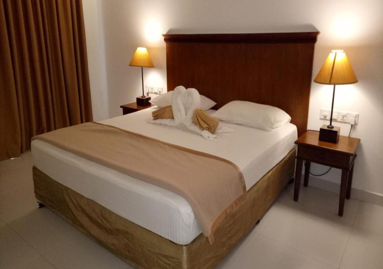 Garden Beach Hotel Kalutara Buitenkant foto