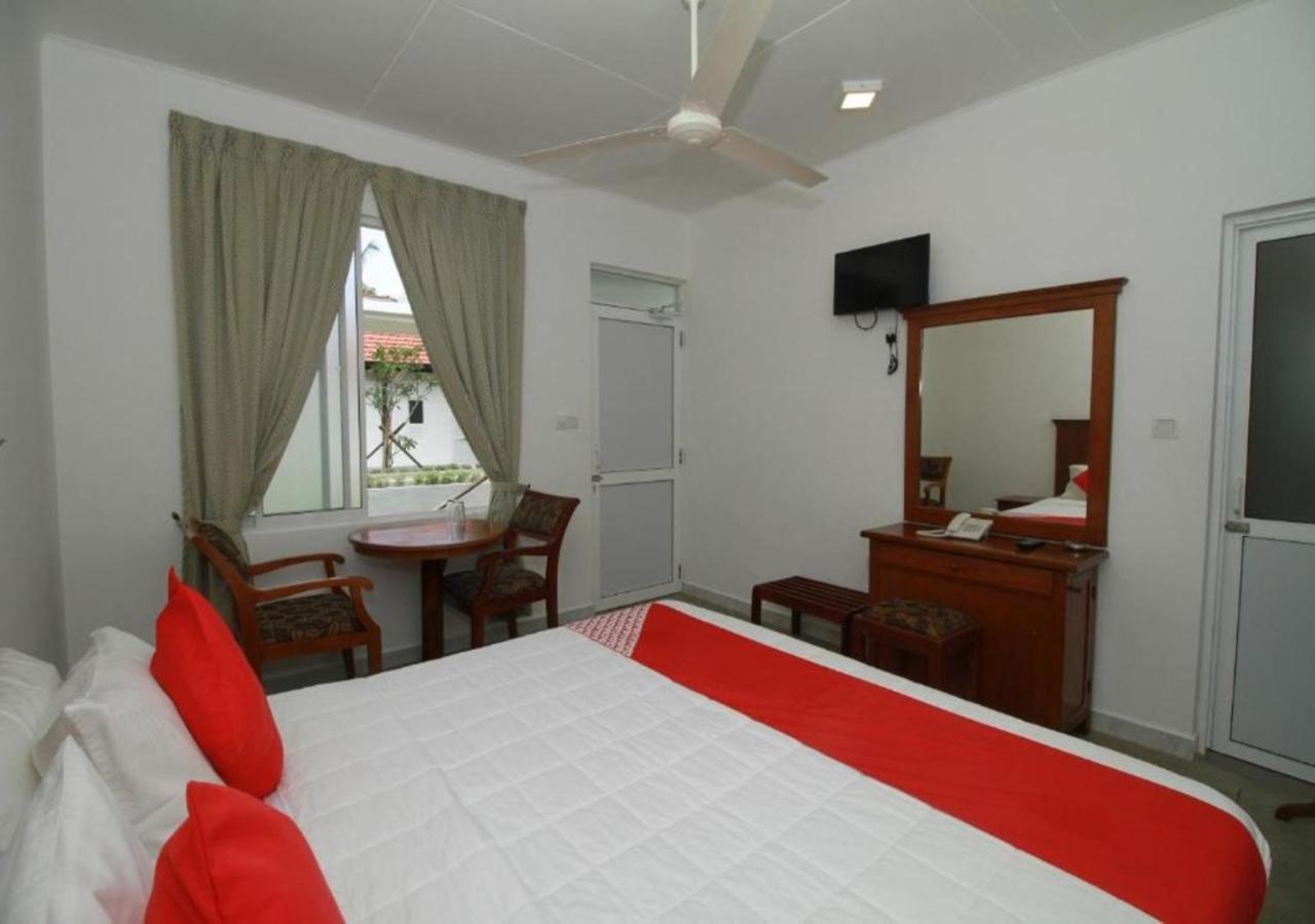 Garden Beach Hotel Kalutara Buitenkant foto